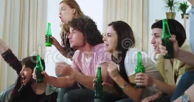 有魅力的成熟人士在观看足球比赛时，在电视前用瓶子特写喝啤酒的<strong>欢呼声</strong>